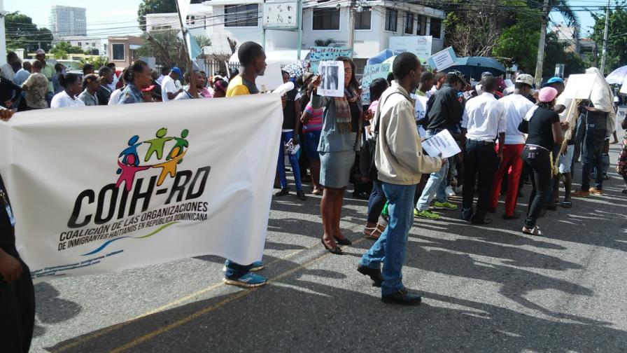 Haitianos protestan frente a embajada por documentos pagados y no entregados Haitianos protestan frente a embajada por documentos pagados y no entregados