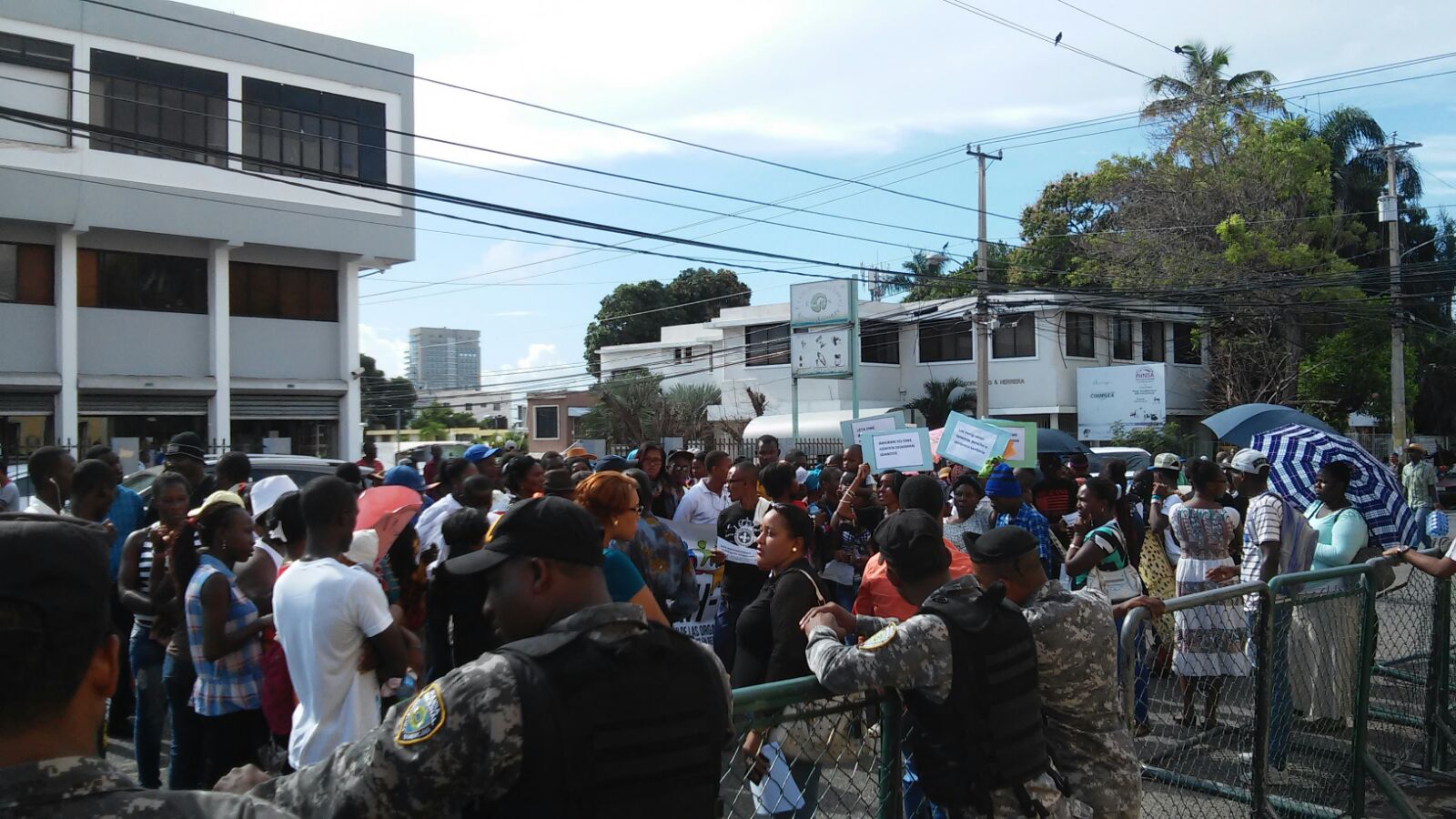 Haitianos protestan en la Embajada de Haití en República Dominicana por documentos que pagaron y no recibieron.
