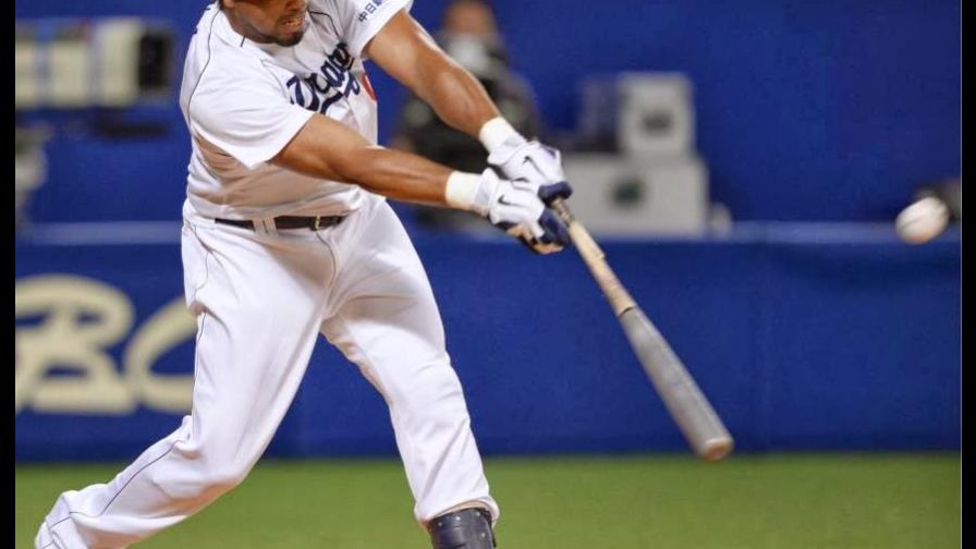 Héctor Luna firma en Japón por un millón de dólares y un año con Hiroshima