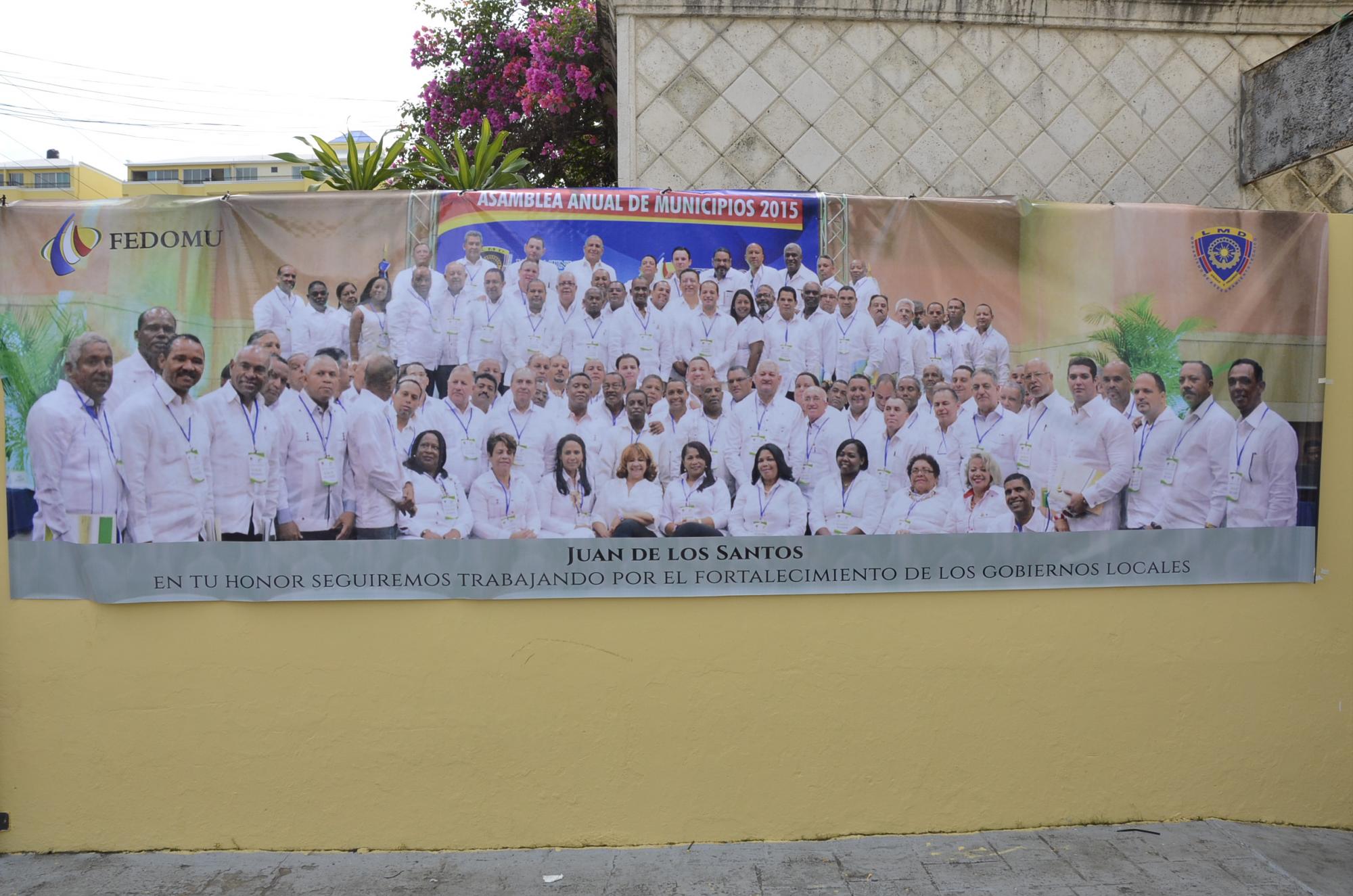 Afiche del asesinado alcalde Juan de los Santos junto a los demás ediles del país en una pared exterior de la Federación Dominicana de Municipios en la Zona Universitaria.