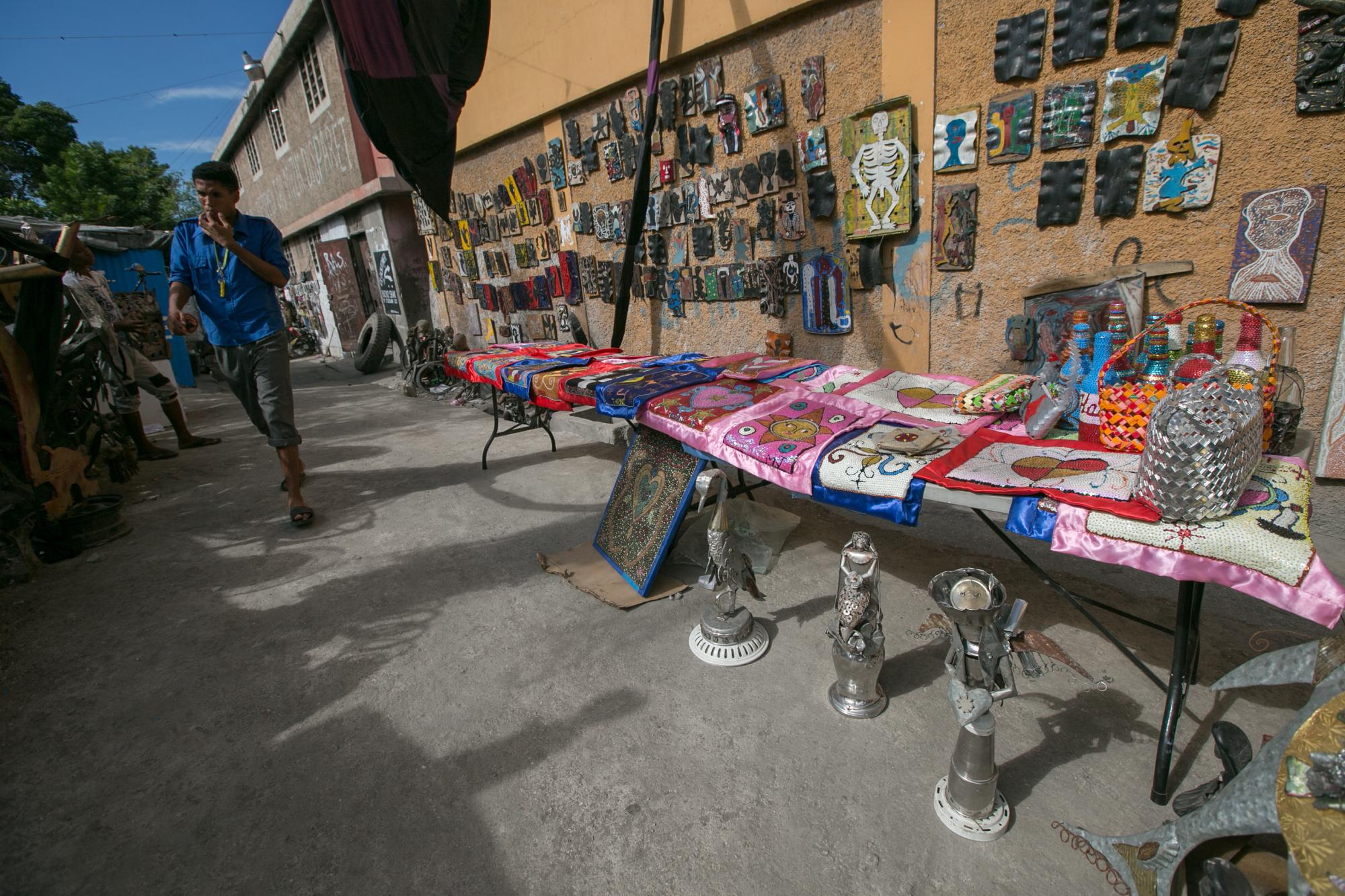 En la calle se exponen y se venden algunos de los trabajos de la bienal.