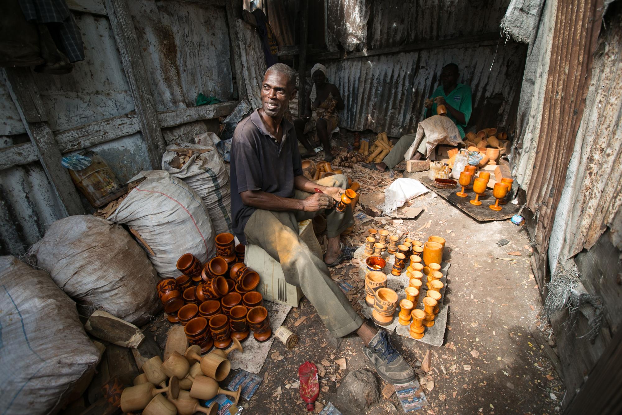 Un artesano en Puerto Príncipe prepara sus trabajos.