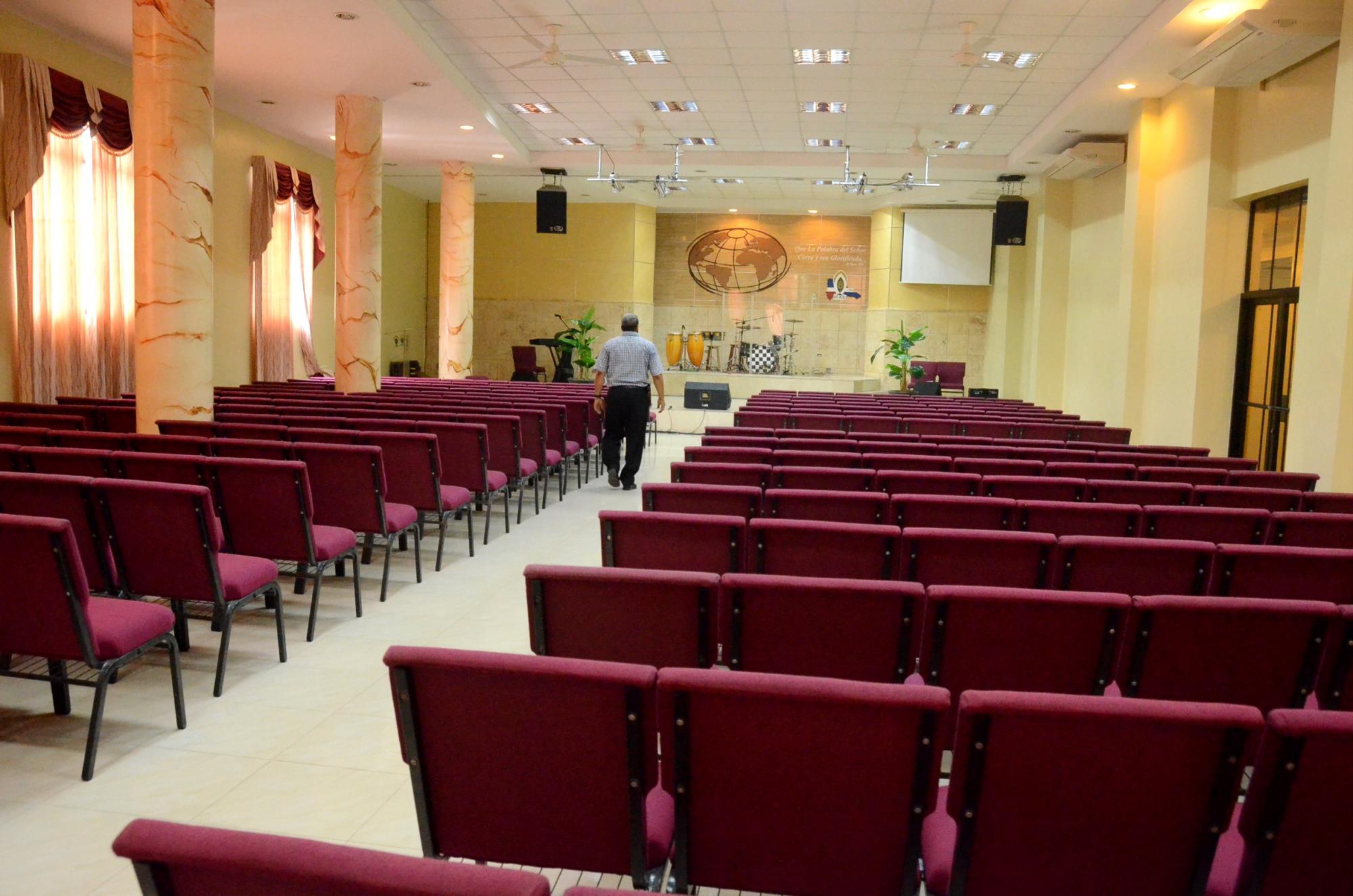 Interior de la iglesia que sostiene el proyecto. 
