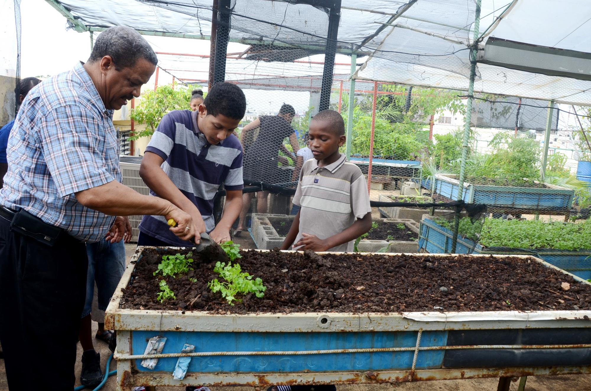 El pastor Méndez enseña a un grupo de adolescentes a sembrar.