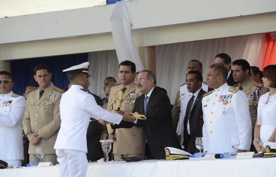 Medina juramenta a nuevos oficiales de la Armada de República Dominicana 