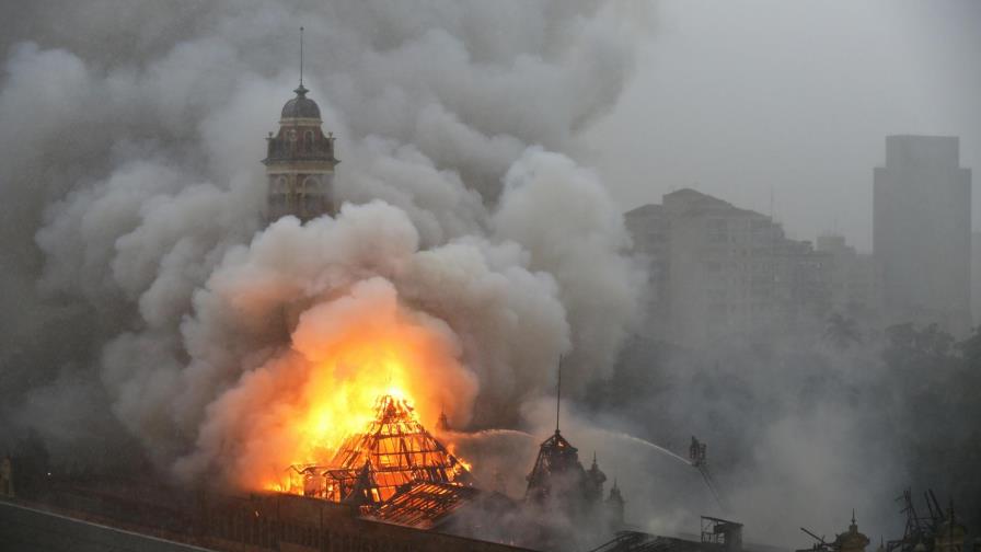 Incendio consume parte del Museo de la Lengua Portuguesa en Brasil