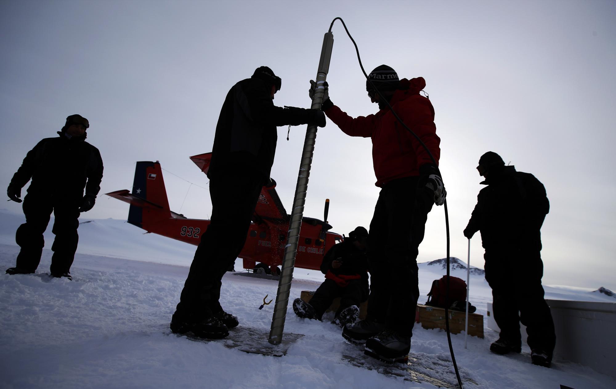 Fotografía del 19 de noviembre de 2015, que muestra a un grupo de científicos extrayendo testigos de hielo en el Glaciar Schanz.