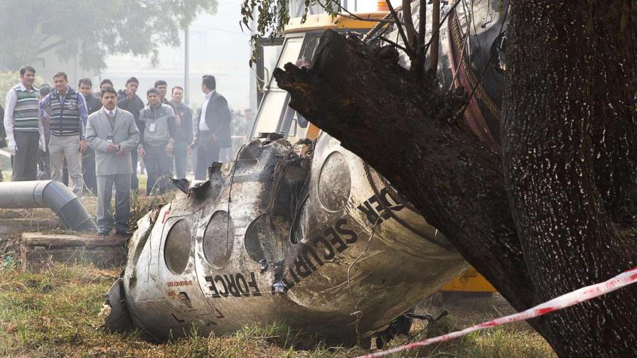 Diez muertos al estrellarse un avión militar en Nueva Delhi Diez muertos al estrellarse un avión militar en Nueva Delhi