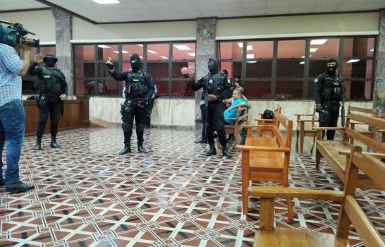 Dan lectura íntegra a dictamen que envía a prisión a jueces Awilda Reyes y Francisco Arias