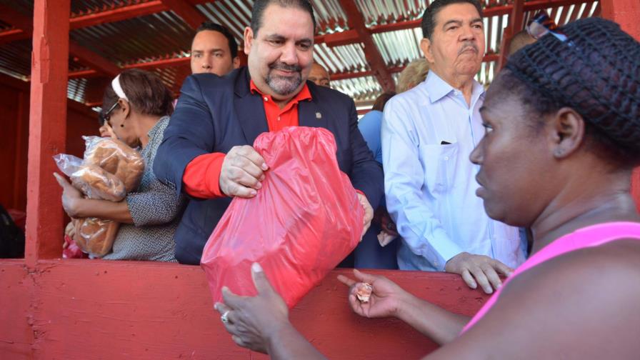 PRSC y Fundación Balaguer distribuyeron miles de canastas navideñas