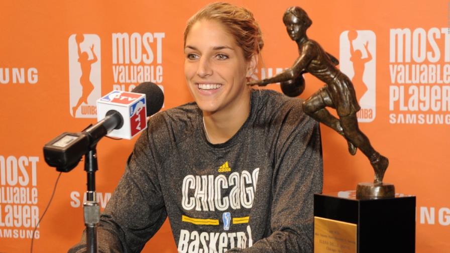Elena Delle Donne se la pone en la diana a Gilbert Arenas