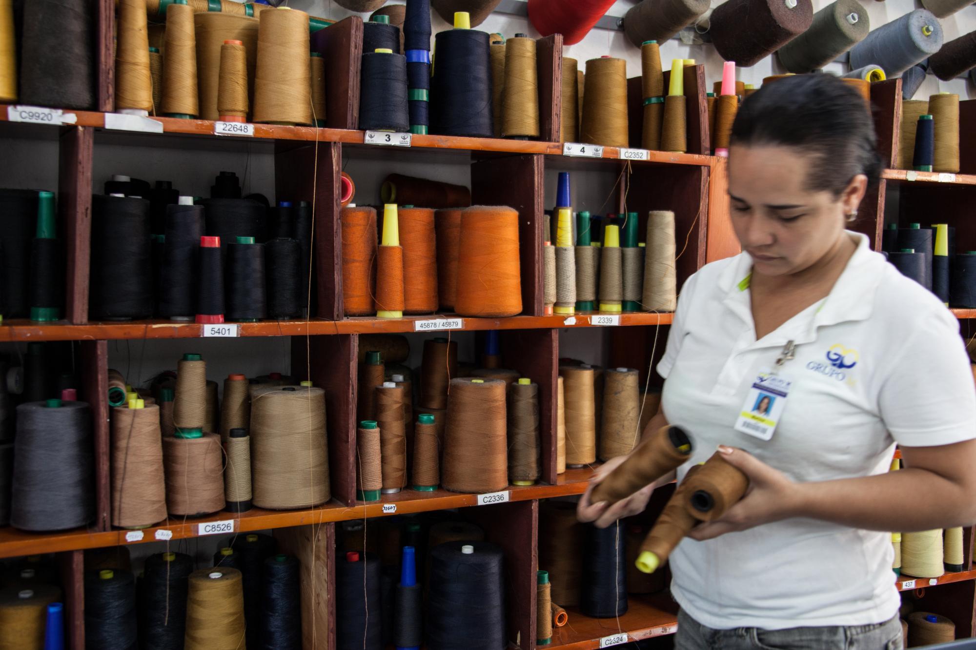 Área de manufactura de muestras, determinando el color correcto de hilo antes de producción
