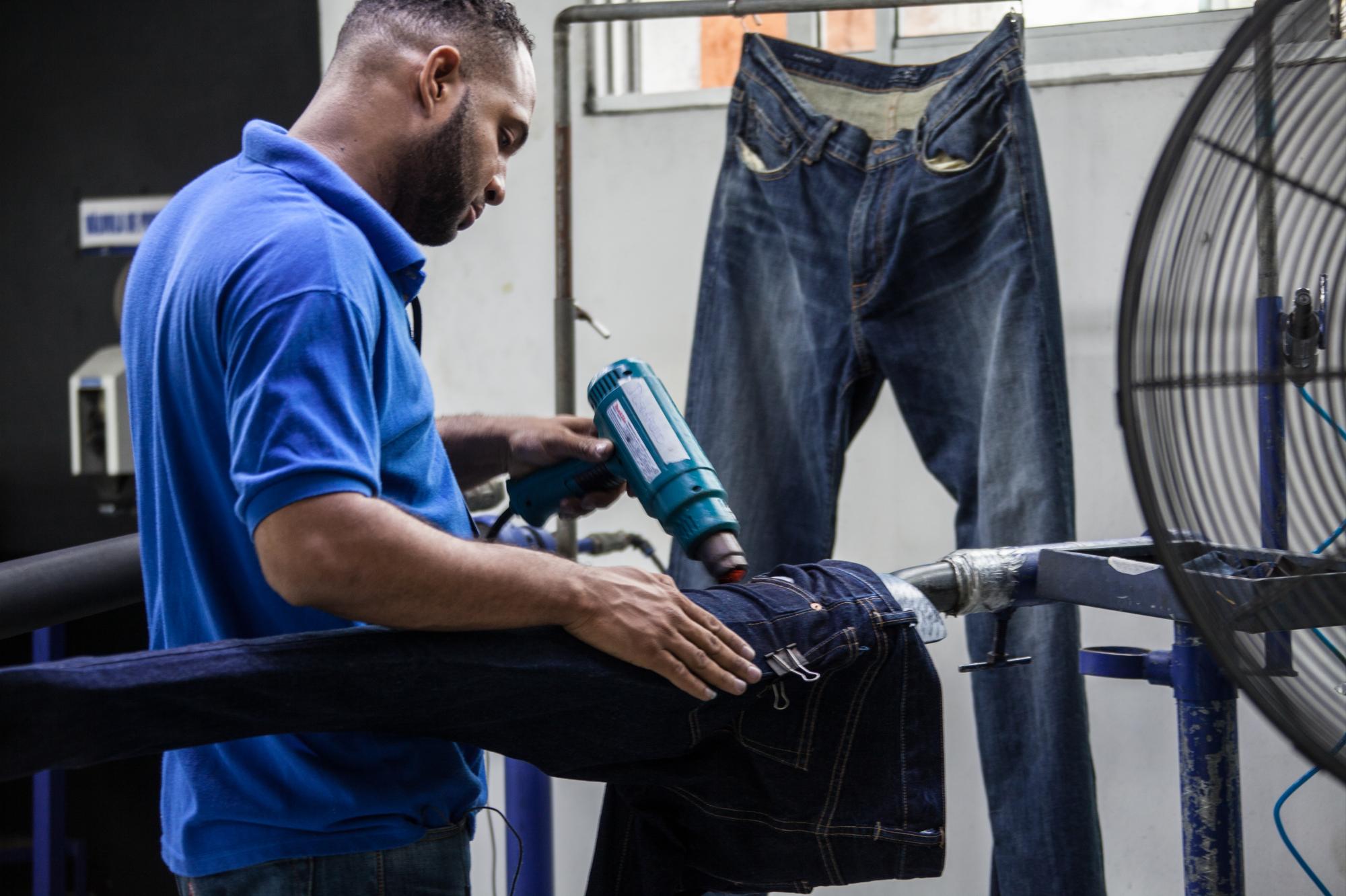 Los jeans pasan por varios procesos, envejecimiento, deconstrucción etc... dependiendo de las especificaciones de los clientes.