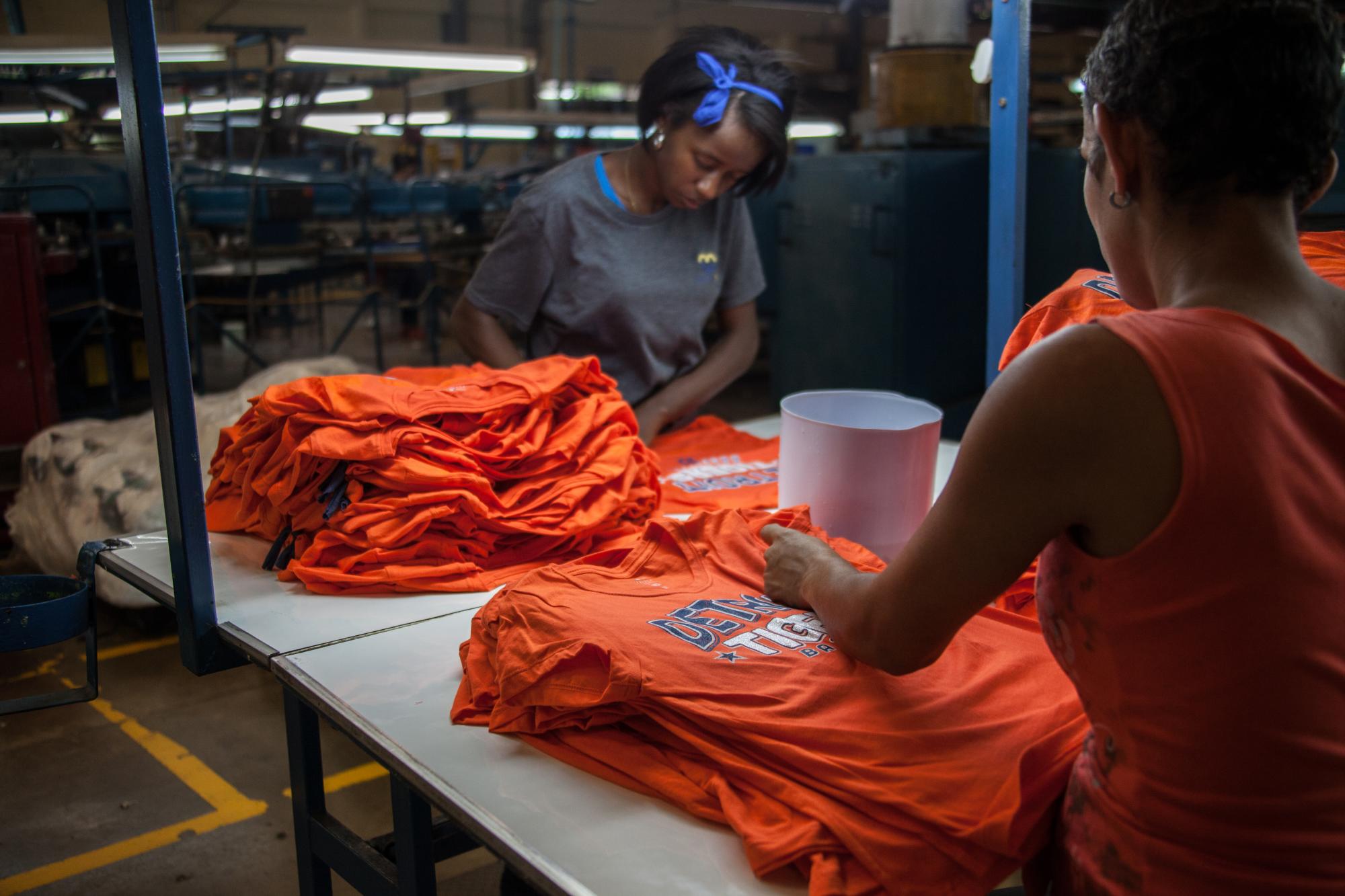 Los t-shirts ya tratados son revisados para asegurar la calidad de la tela y el diseño