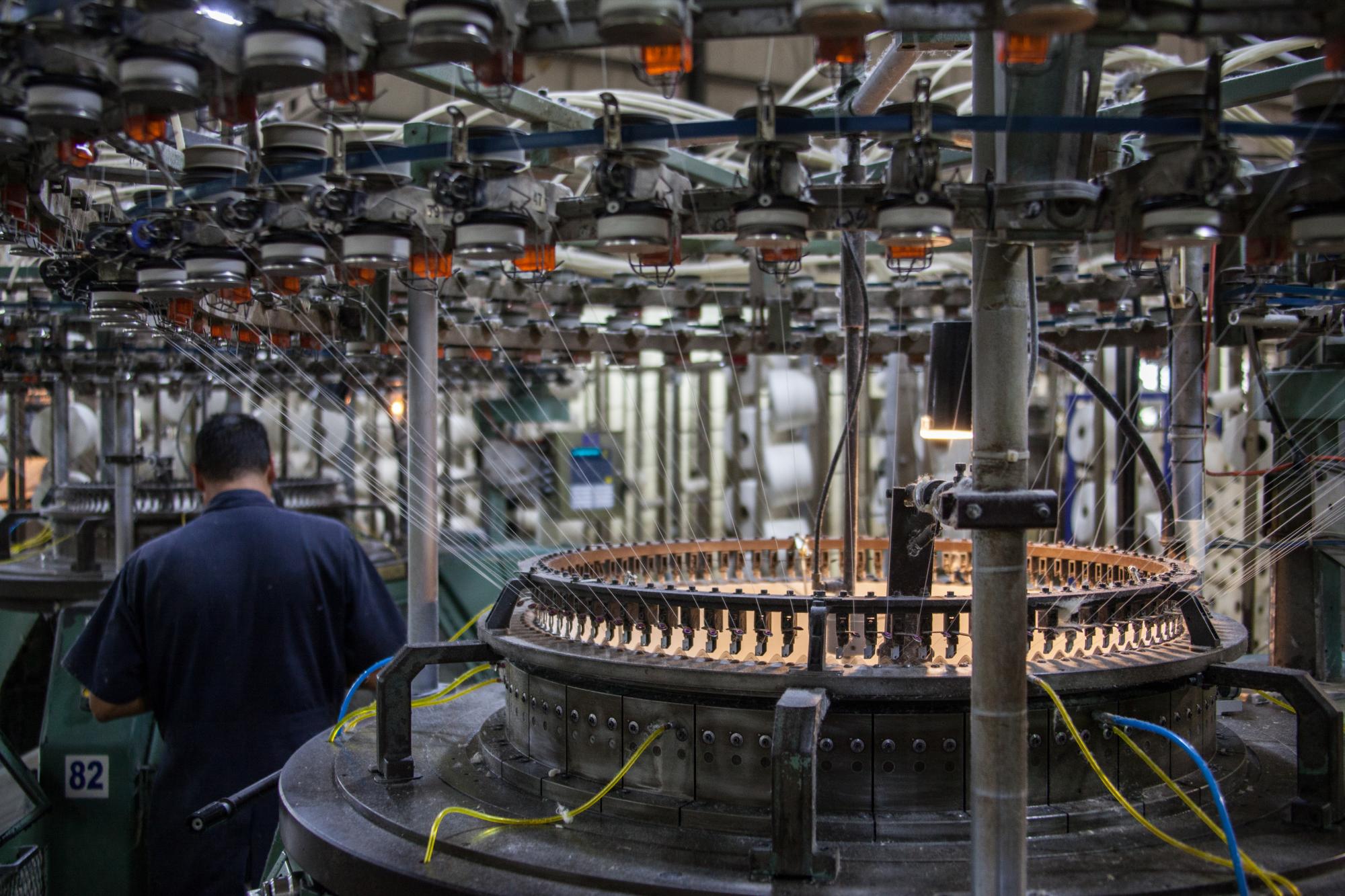 Esta máquina manufactura la tela usada para la confección de t-shirts