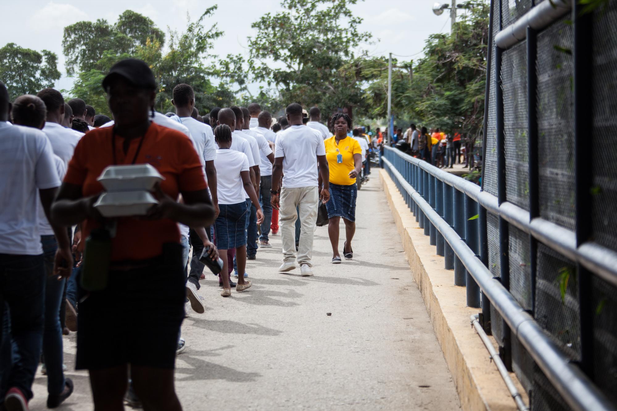 Empleados cruzan el puente entre Codevi y Ouanaminthe a la hora del almuerzo