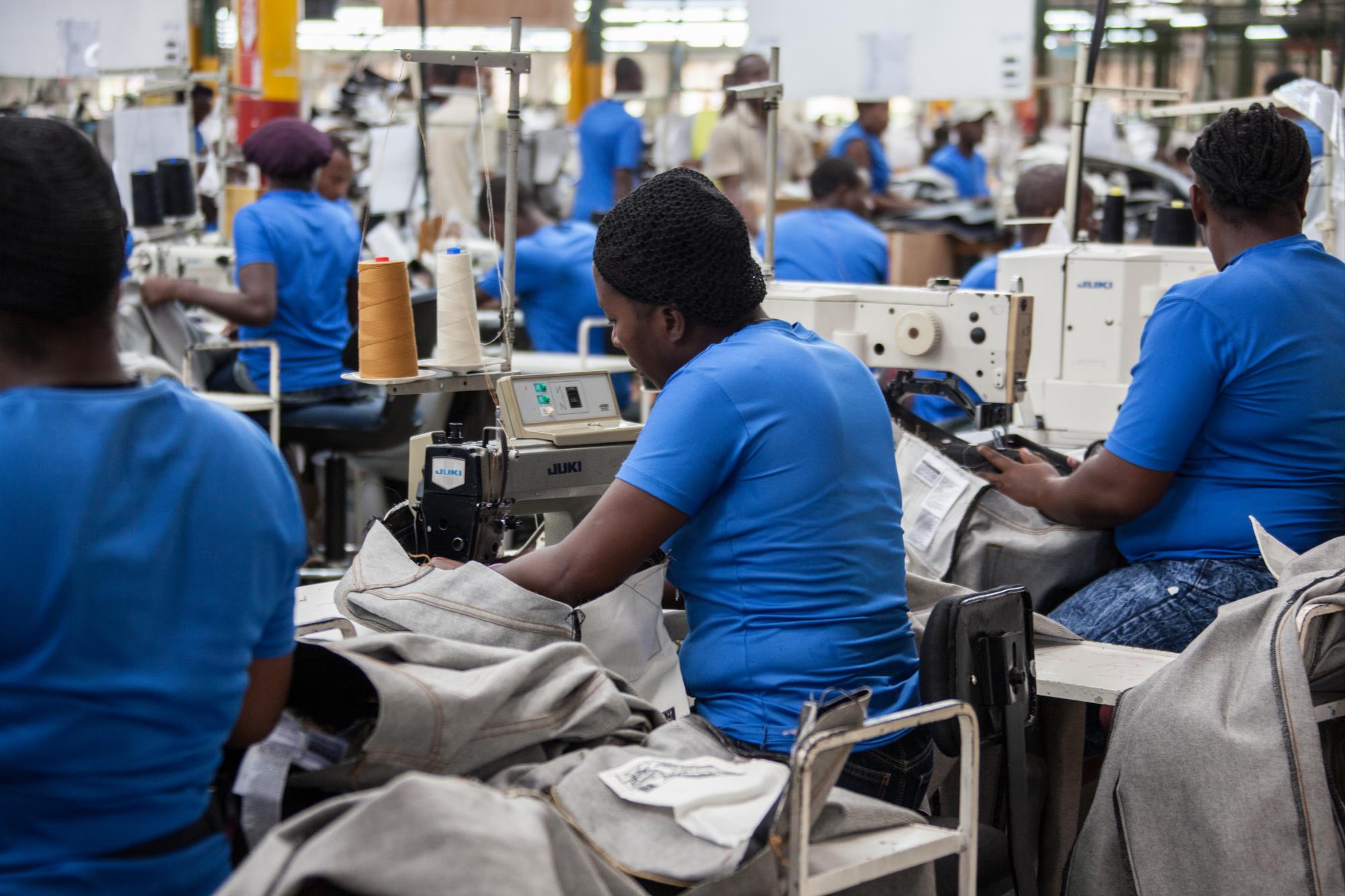 Mujeres trabajan en máquinas en la producción en Codevi.