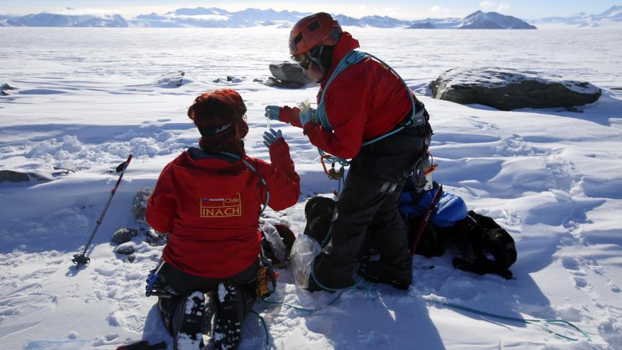 Científicos buscan desvelar los secretos de los extremófilos en la Antártida