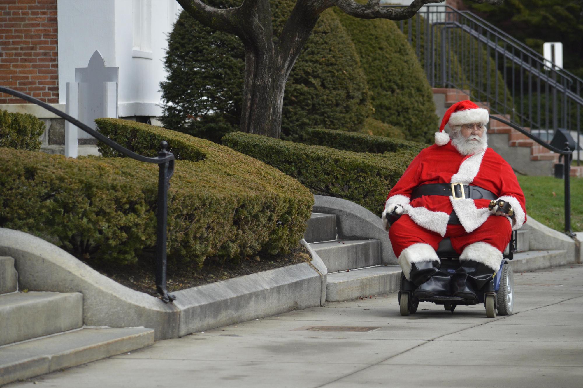 Santa en silla de ruedas