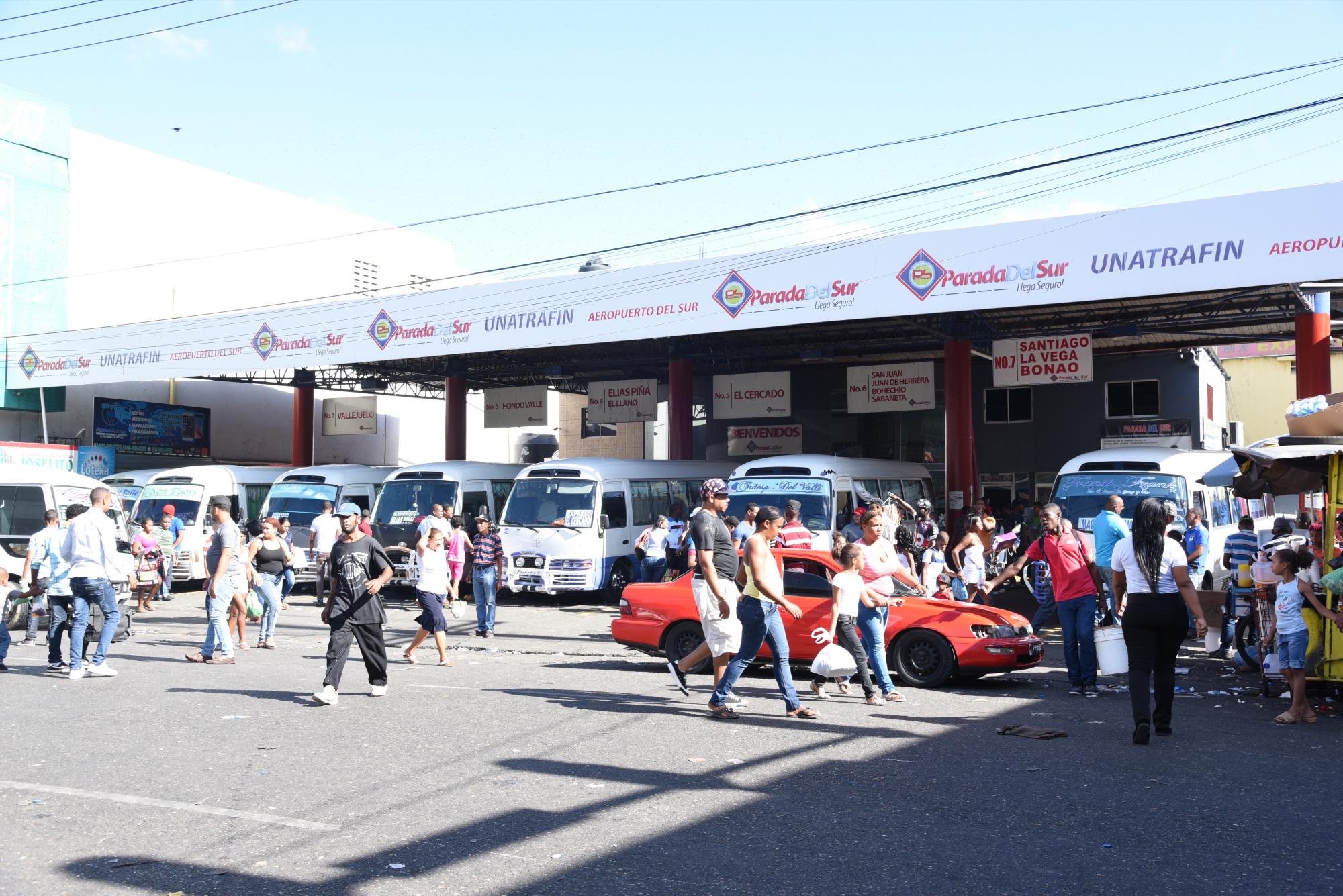 Parada de autobuses en la avenida Duarte.