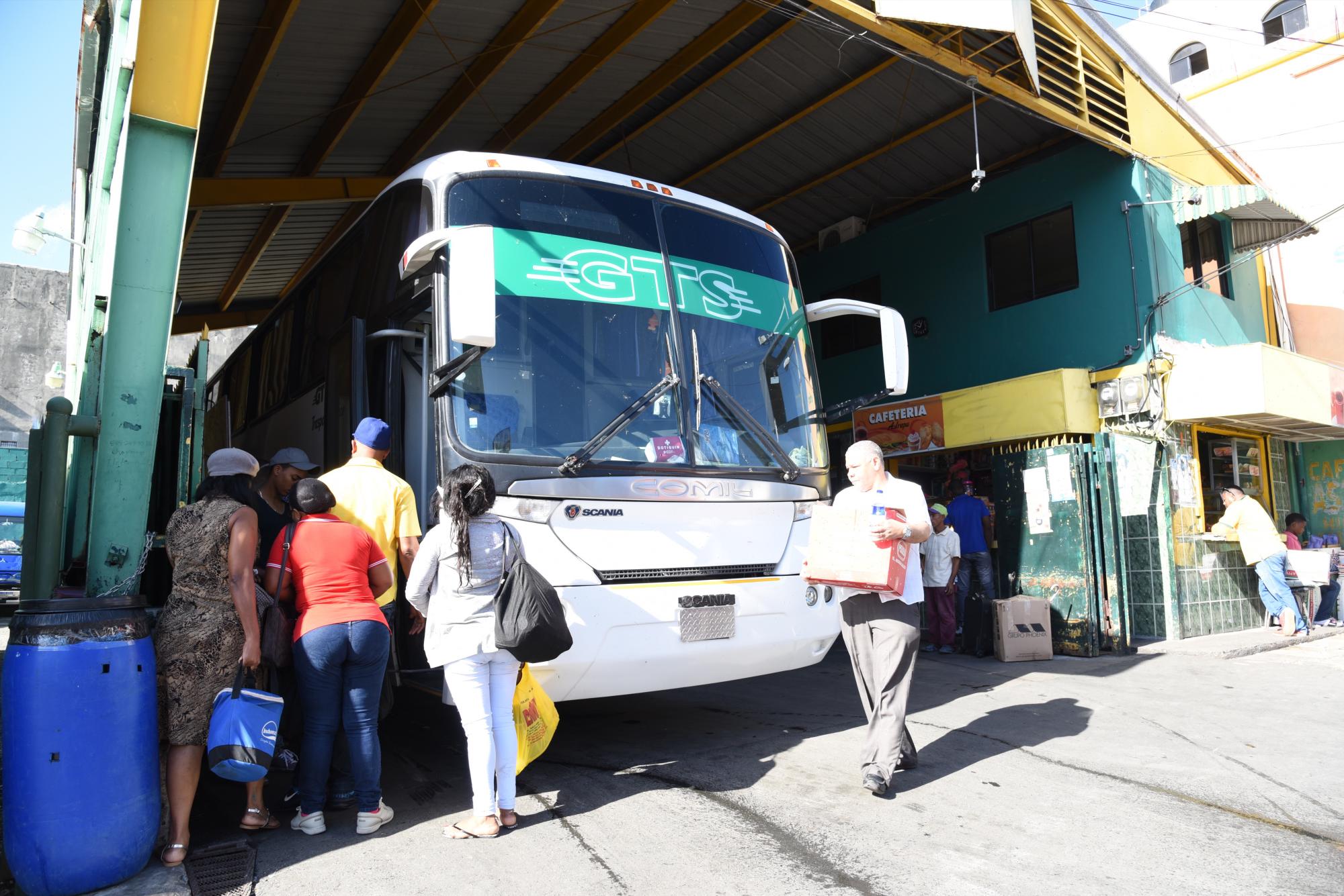 Terminal de autobuses con destino a San Pedro de Macorís.