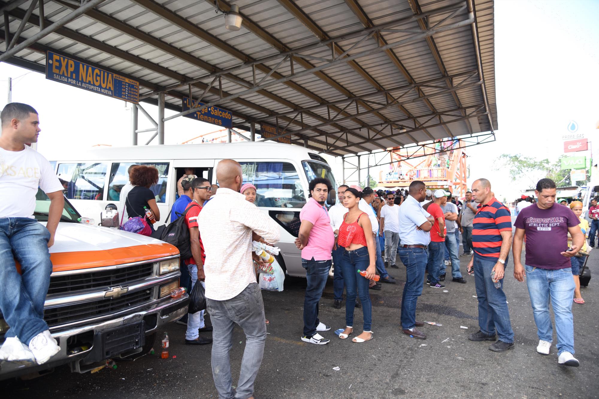 Pasajeros en el kilómetro 9 de la Duarte