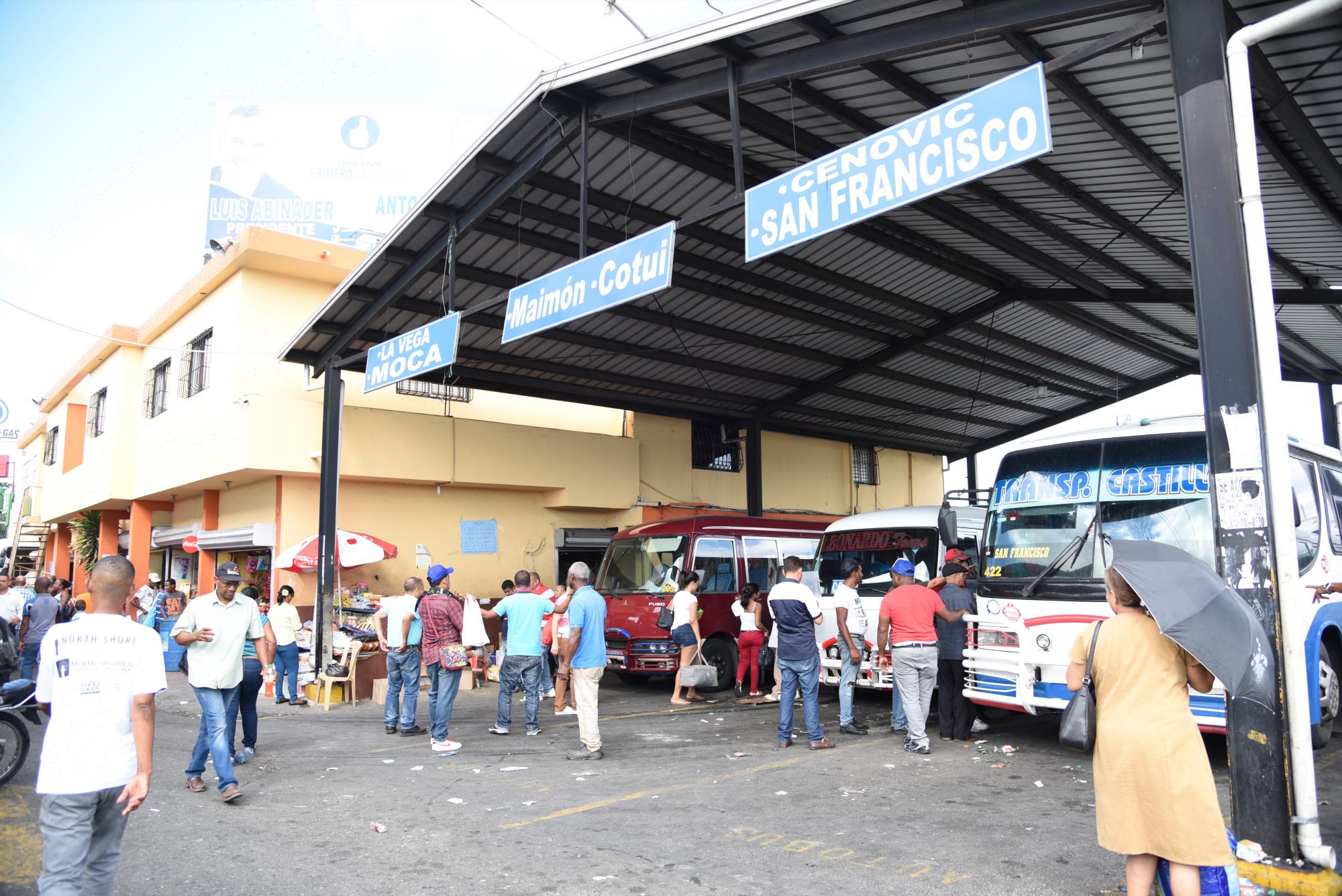 Las paras de San Francisco y Nagua mantenían buena afluencia de pasajeros