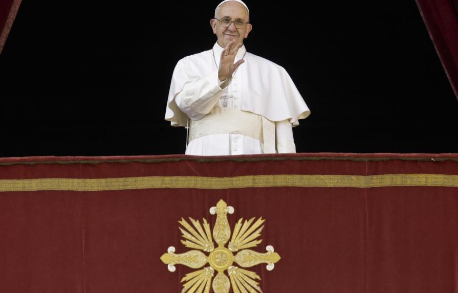 El papa transmite mensaje de misericordia en día de Navidad 