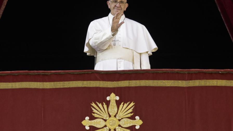 El papa transmite mensaje de misericordia en día de Navidad 