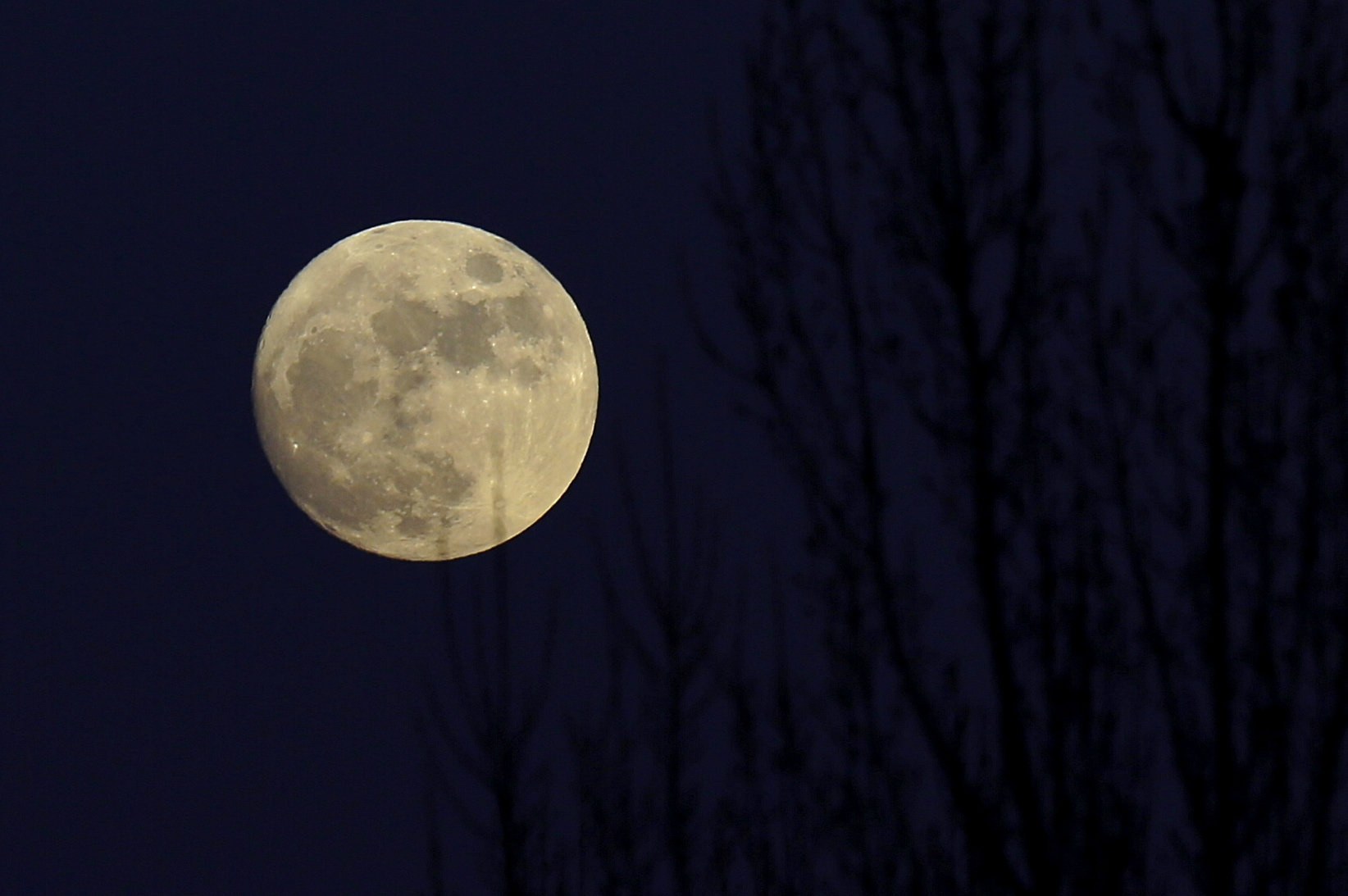 La Luna sale en la localidad de Fuencaliente de Medinaceli, provincia de Soria, plenilunio en la noche de Nochebuena. Se trata de un fenómeno que no tenía lugar desde el año 1977. 