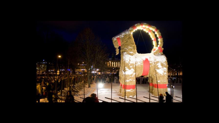 Queman en Suecia cabra de Navidad