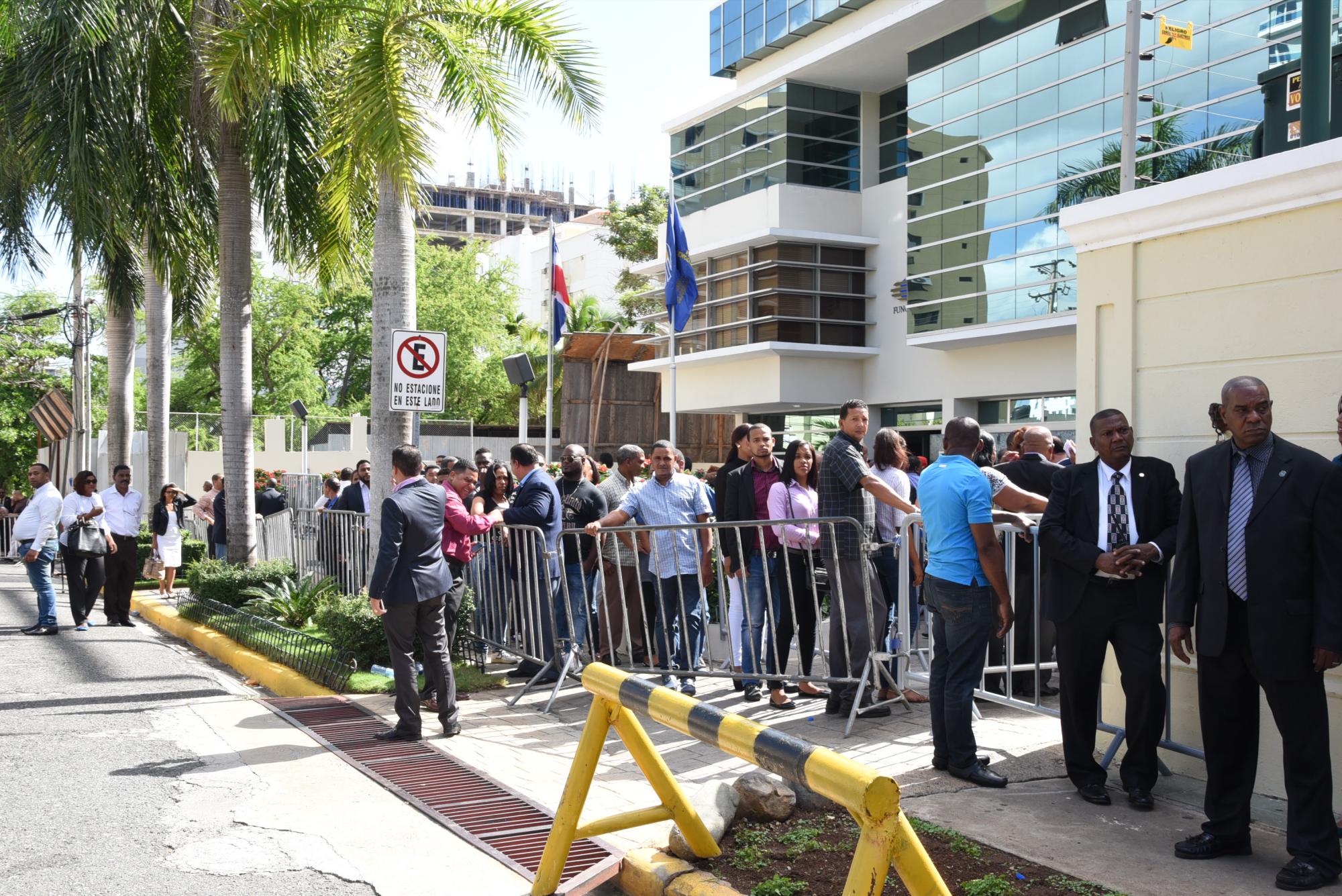 Filas de personas esperando su turno para entrar a Funglode. 