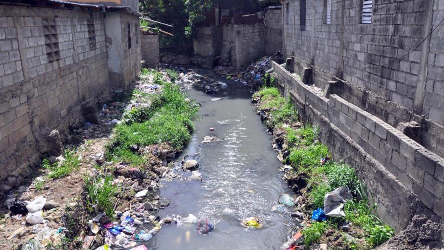 Más de 20 mil familias en peligro por cañadas en Santiago  