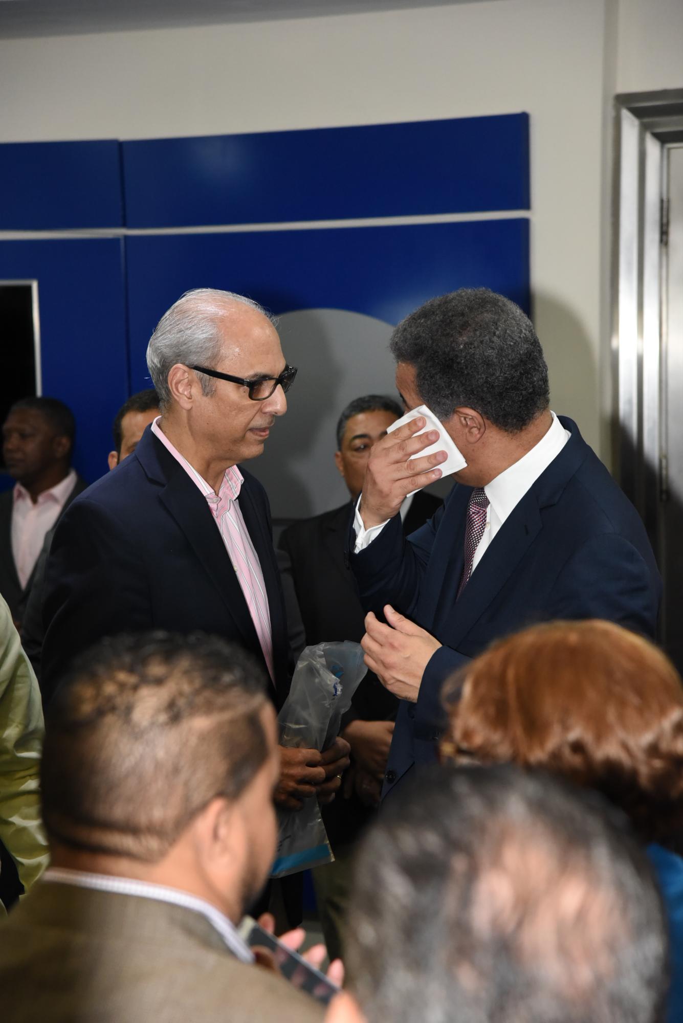 Flavio Darío Espinal saludando a Fernández.