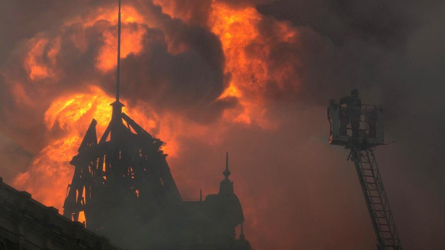 Incendios forestales y fuertes lluvias someten a Suramérica bajo fuego y agua Incendios forestales y fuertes lluvias someten a Suramérica bajo fuego y agua