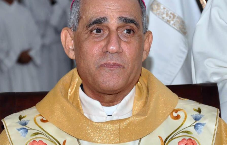 Arzobispo de Santiago afirma Estados Unidos “no tiene tres centavos de moral”