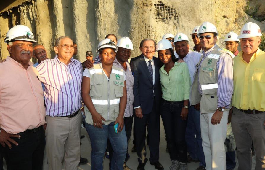 Danilo Medina realiza visita sorpresa a la construcción del Metro de Santo Domingo