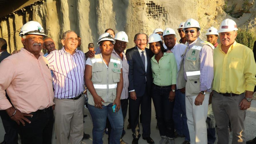Danilo Medina realiza visita sorpresa a la construcción del Metro de Santo Domingo Danilo Medina realiza visita sorpresa a la construcción del Metro de Santo Domingo