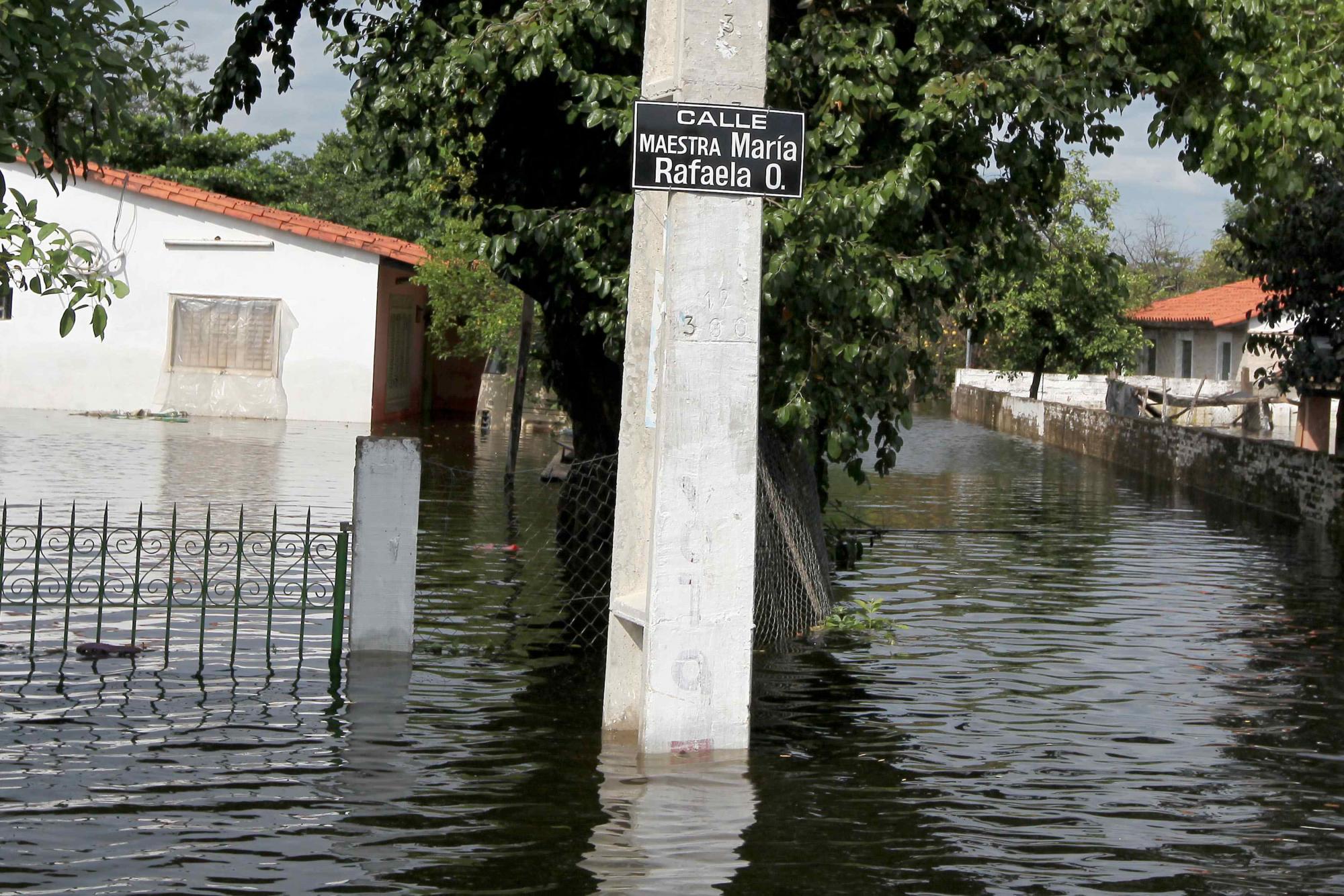 Vista de una calle en un barrio de Asunción (Paraguay) inundado hoy, lunes 28 de diciembre de 2015.