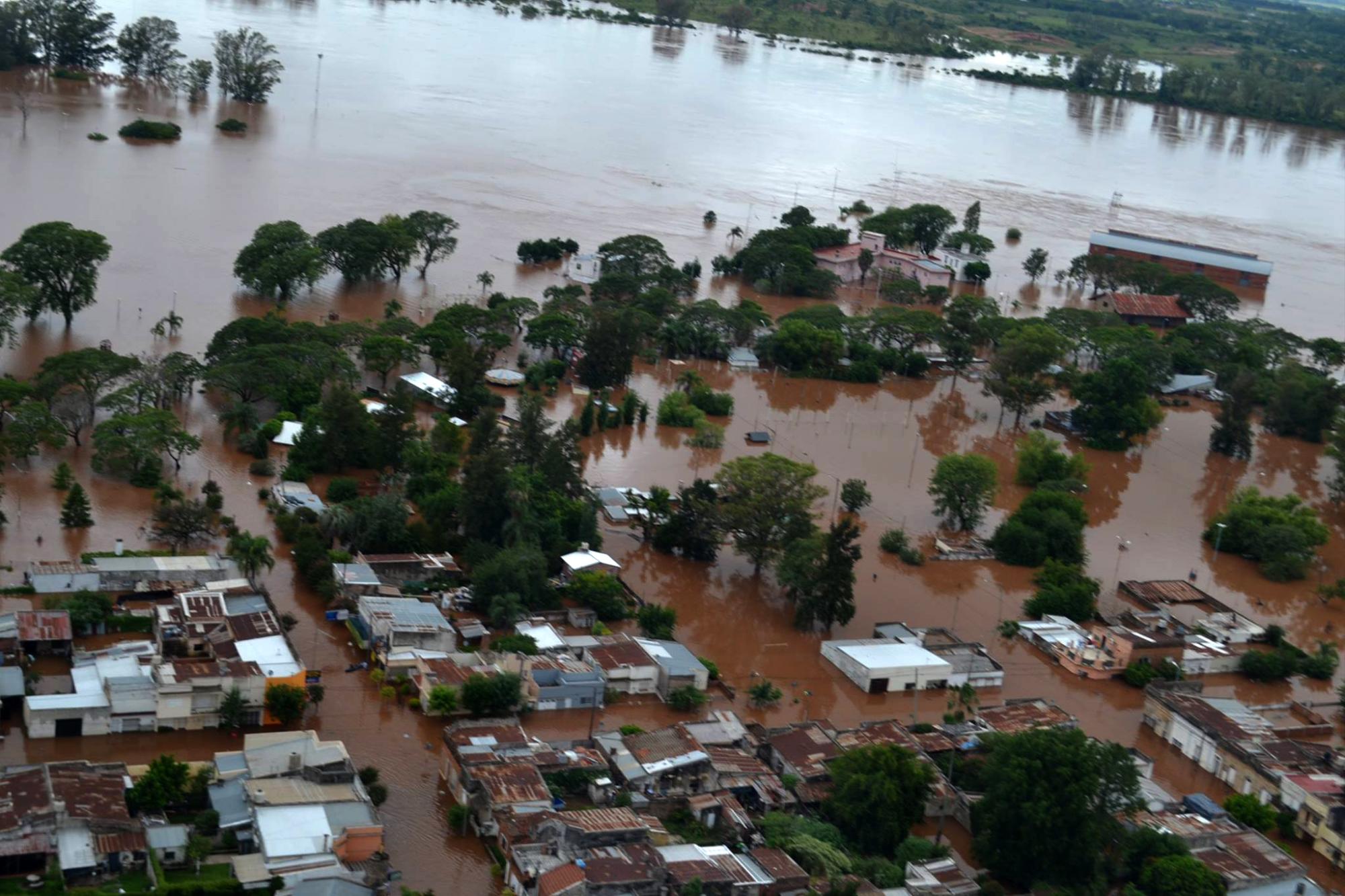 Fotografía cedida el ábado 26 de diciembre de 2015, por Prensa Municipio Concordia de la ciudad entrerriana de Concordia (Argentina), en estado de emergencia con alrededor de 10.000 personas evacuadas por las inundaciones del río Uruguay.