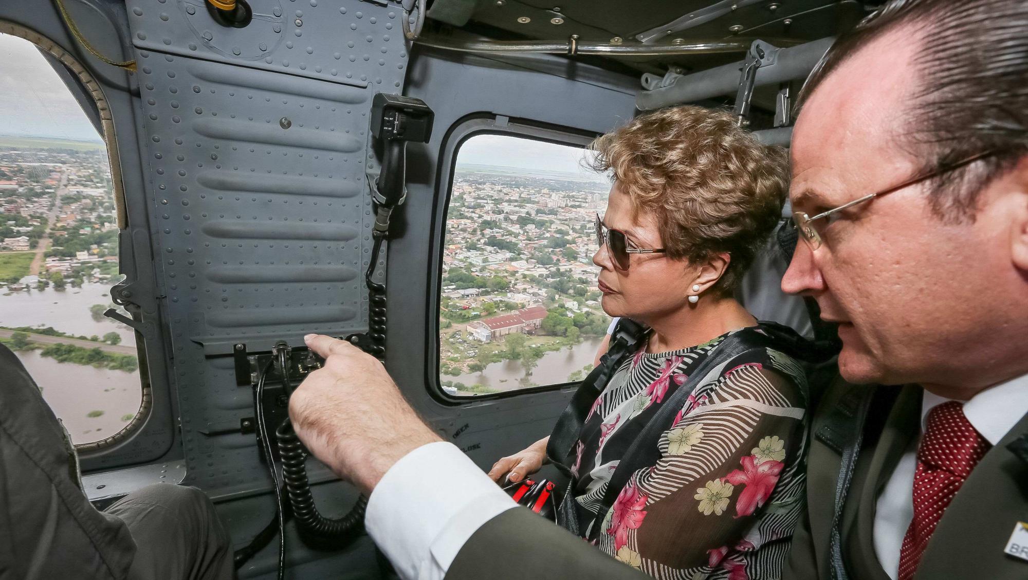 Fotografía decidada el sábado 26 de diciembre de 2015, por la Presidencia de Brasil de la presidenta de Brasil, Dilma Rousseff (2d) durante un sobrevuelo por algunas ciudades inundadas a raíz de las fuertes lluvias que han caído al sur del país.