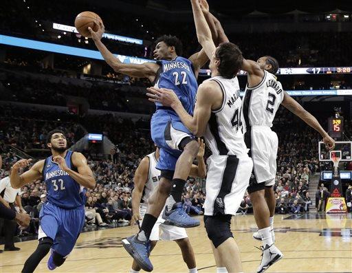 Towns, 10 puntos y 12 rebotes ante los Spurs