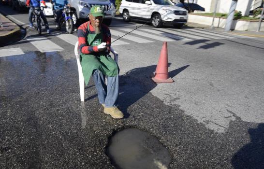 Un agujero que se va ensanchando en la avenida Lincoln con Mejía Ricart