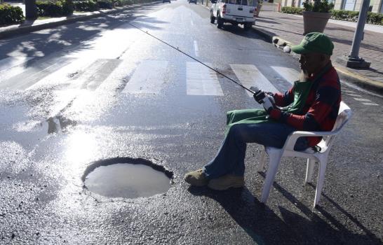 Un agujero que se va ensanchando en la avenida Lincoln con Mejía Ricart