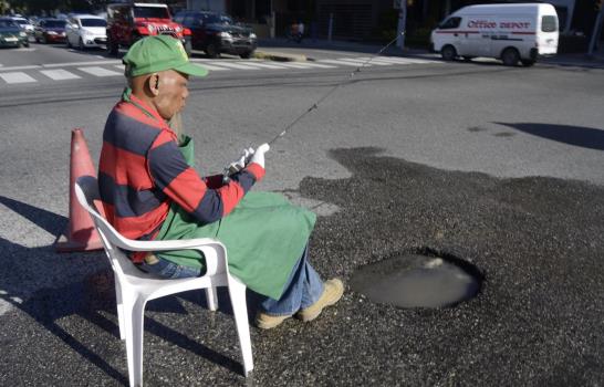 Un agujero que se va ensanchando en la avenida Lincoln con Mejía Ricart
