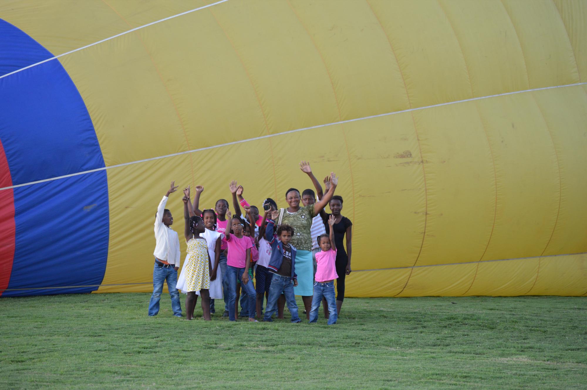 Los estudiantes meritorios y su maestra.