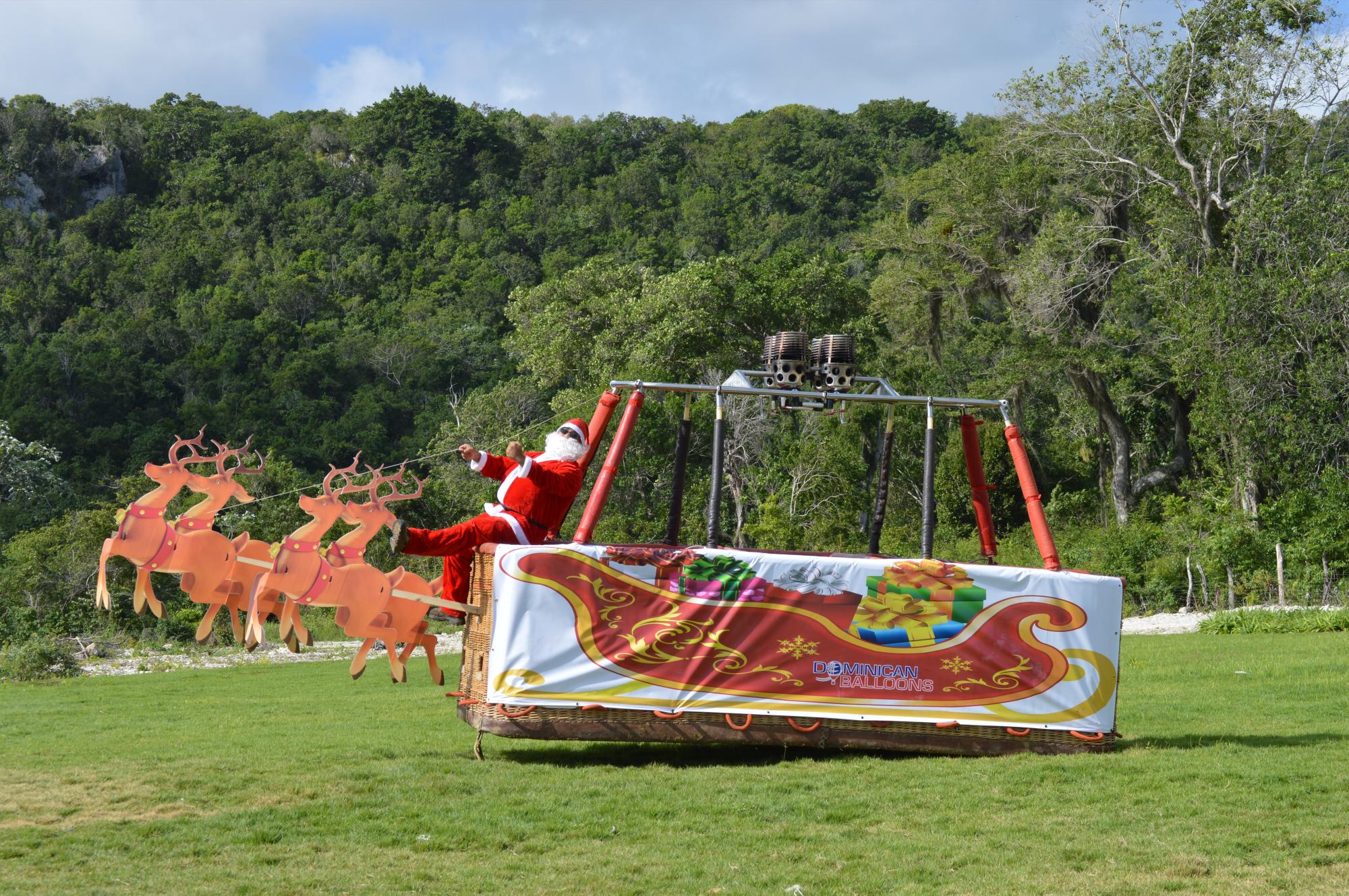 Santa Claus y la canasta del globo transformada en trineo.