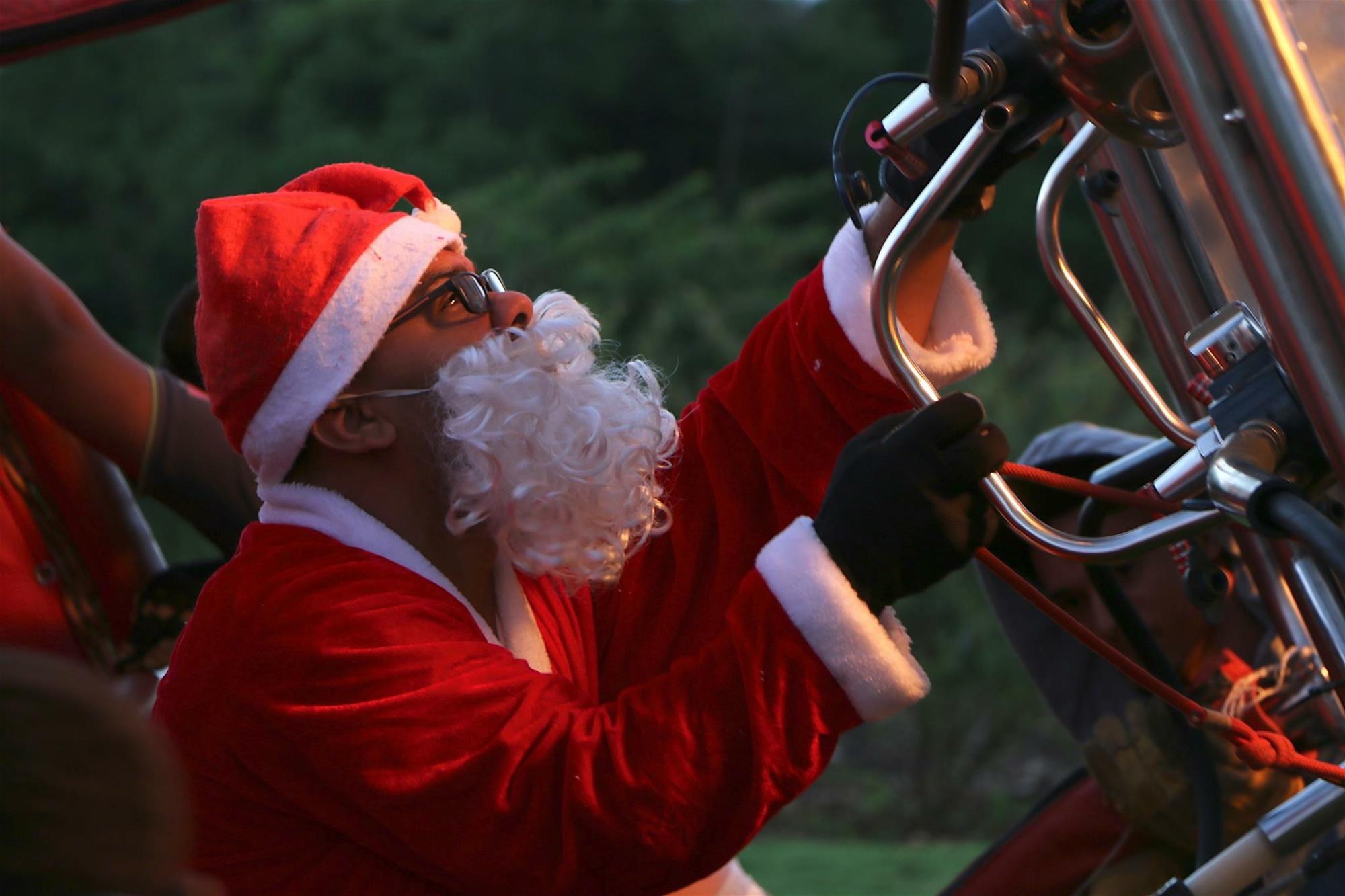 El piloto Luis Leonardo disfrazado de Santa Claus.