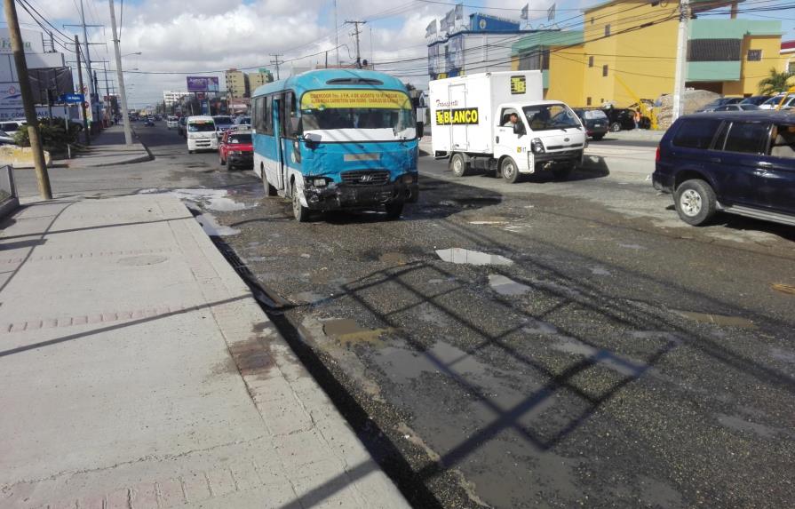 Conductores se quejan por hoyos en autopista San Isidro