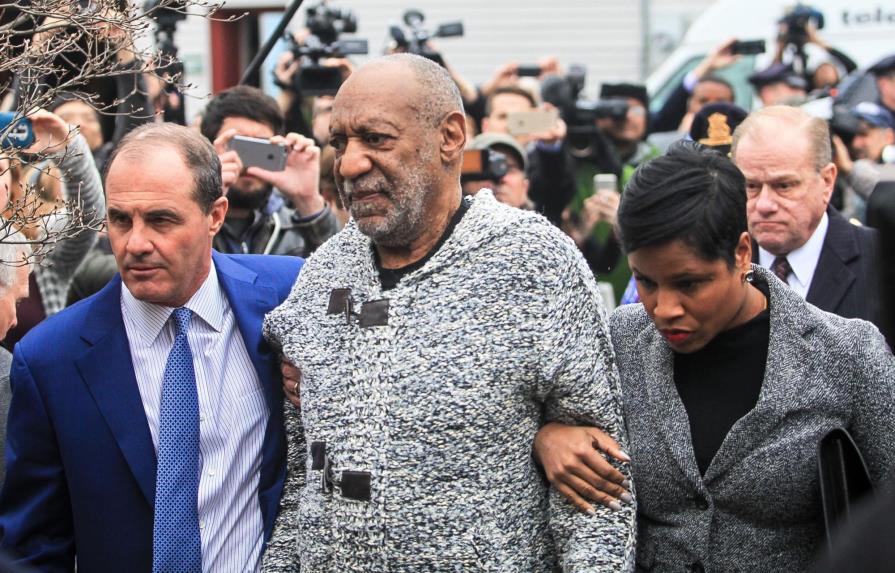 Bill Cosby sale con una fianza de un millón de dólares tras ser acusado de agresión sexual